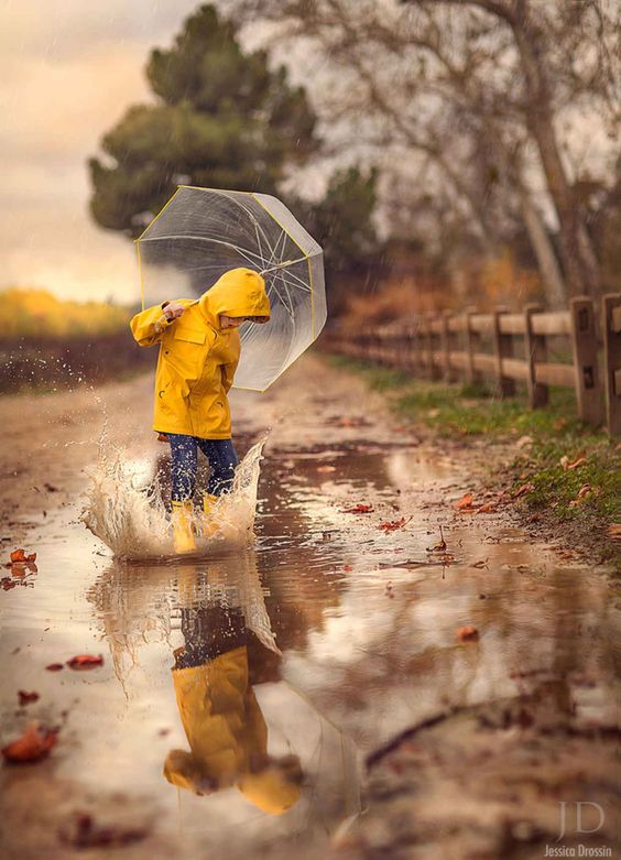 چتر شیشه ای پسرک بازیگوش